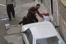 Vahşet anları görüntülendi: Annesini tekmeledi, ağabeyini defalarca bıçakladı 