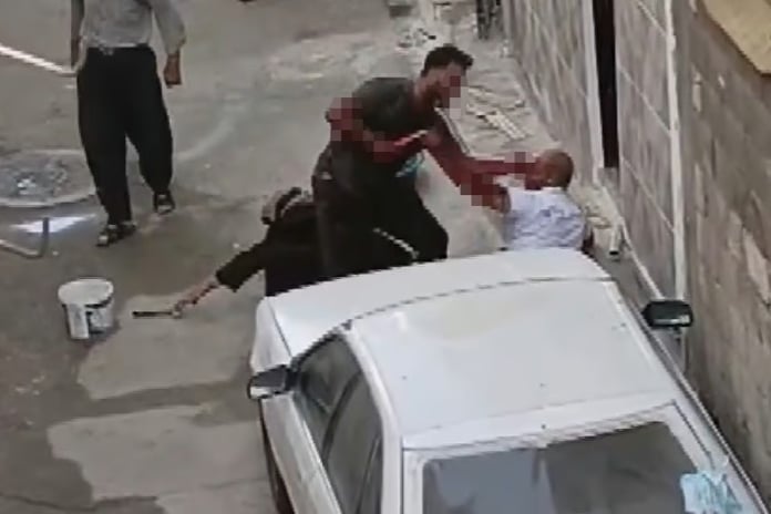 Vahşet anları görüntülendi: Annesini tekmeledi, ağabeyini defalarca bıçakladı 