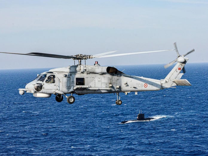 Türk Deniz Kuvvetleri’ne ait SH-70 helikopteri denize acil iniş yaptı