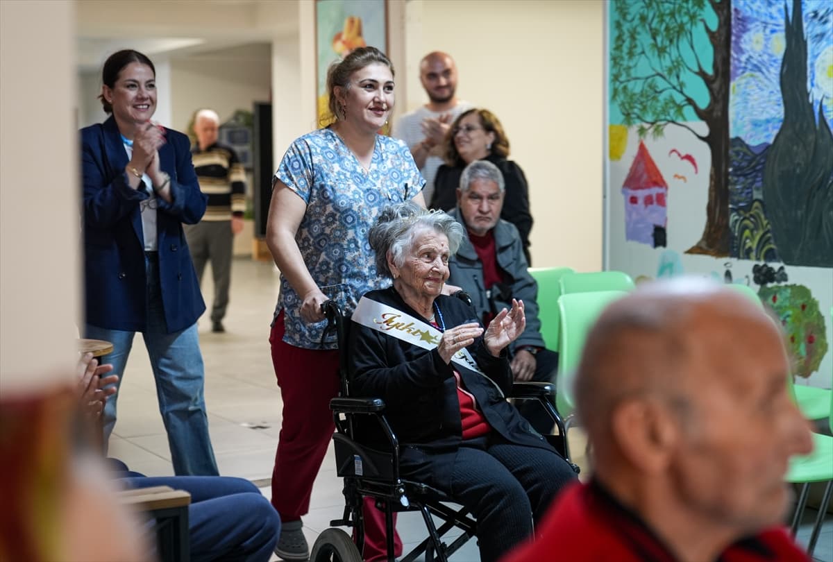 100 yıllık çınarın doğum günü dileği gerçek oldu: İzmir'de asırlık kutlama