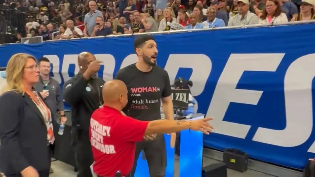 FETÖ firarisi Enes Kanter sahadan atıldı.