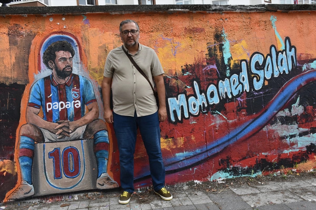 Trabzon'da Salah sevgisi şehrin duvarlarına yansıdı