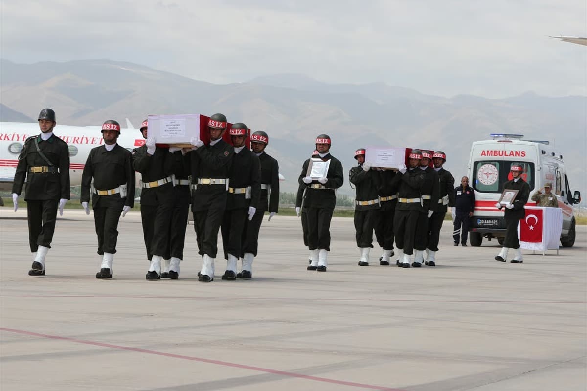6 Şehidimiz için Hakkari'de tören