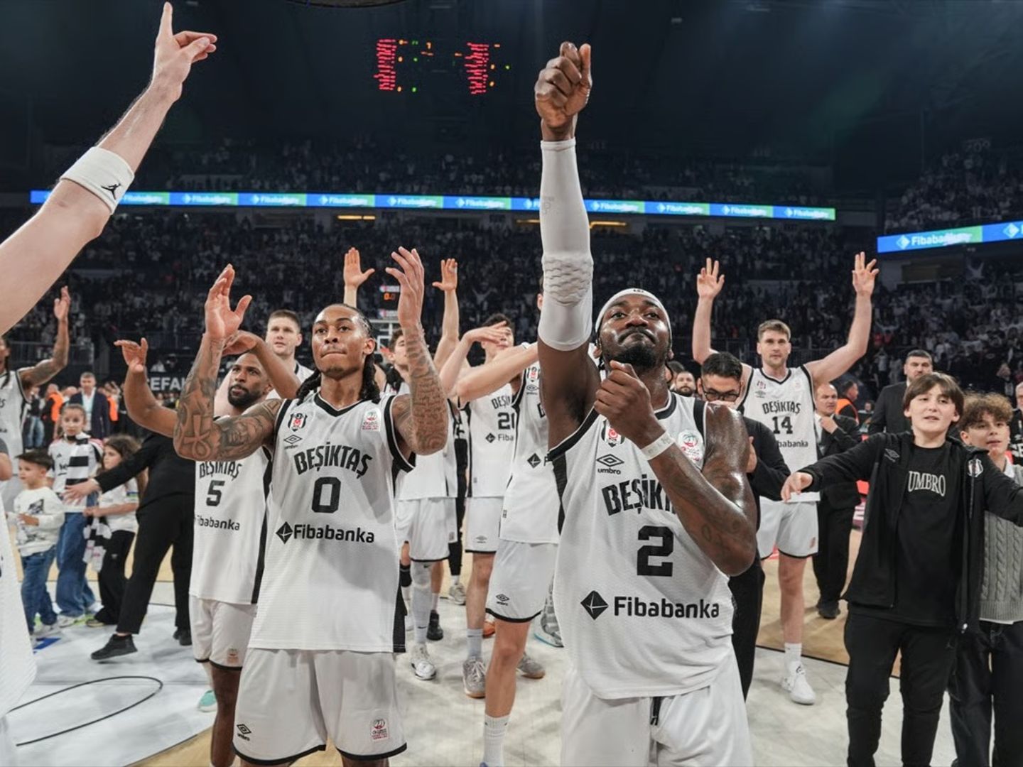 Beşiktaş derbide Fenerbahçe'yi mağlup etti: Galibiyet serisi 14 maça çıktı