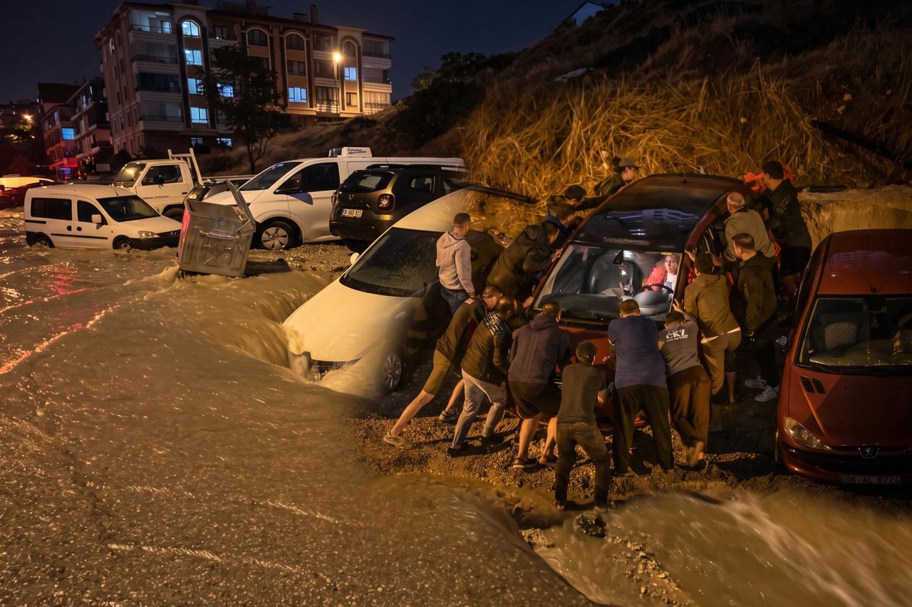 Ankara'yı sağanak vurdu! Biriken sularda yollar araçları yuttu 