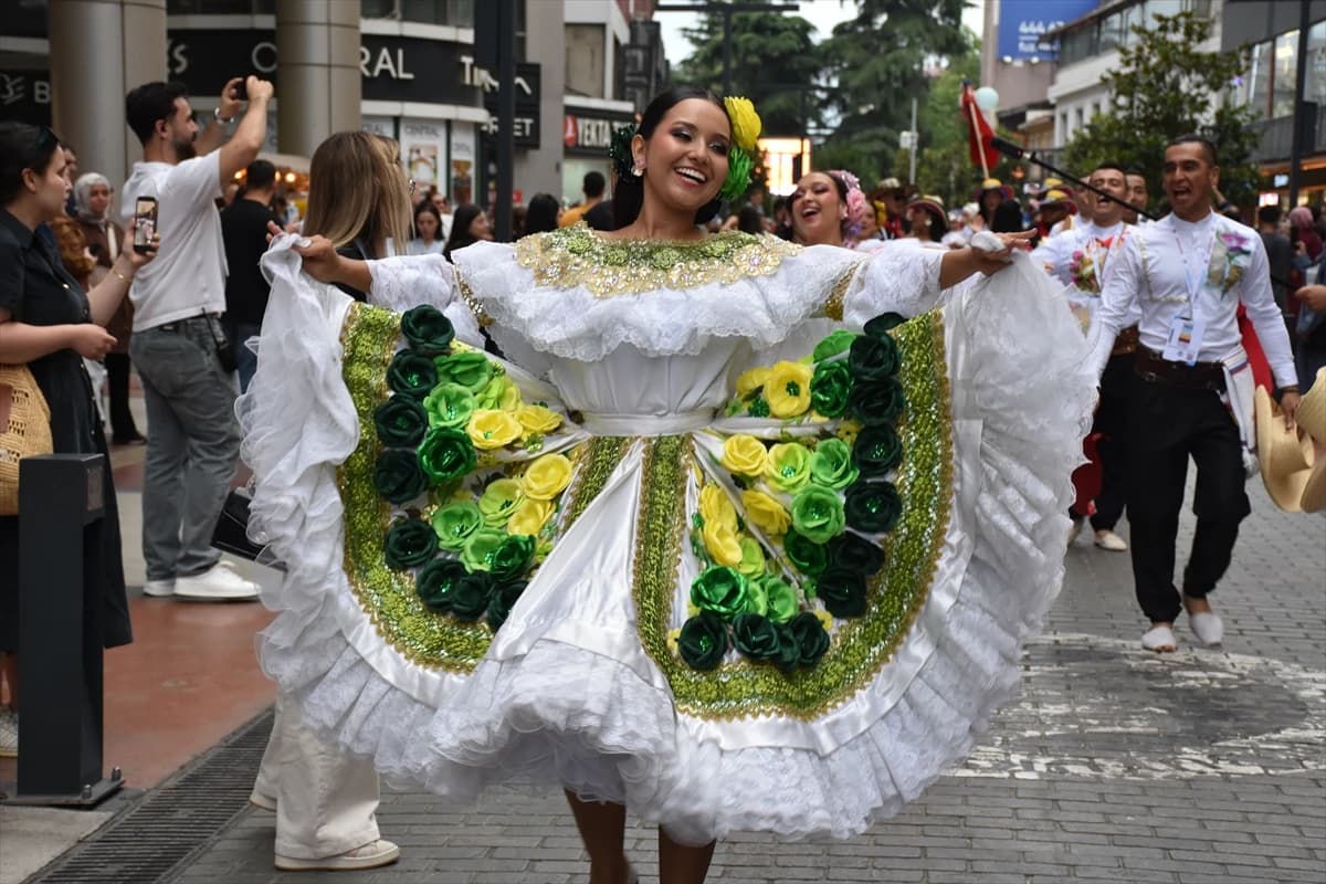 Dünya Trabzon’da horona durdu: 4. Uluslararası Horon ve Müzik Festivali başladı