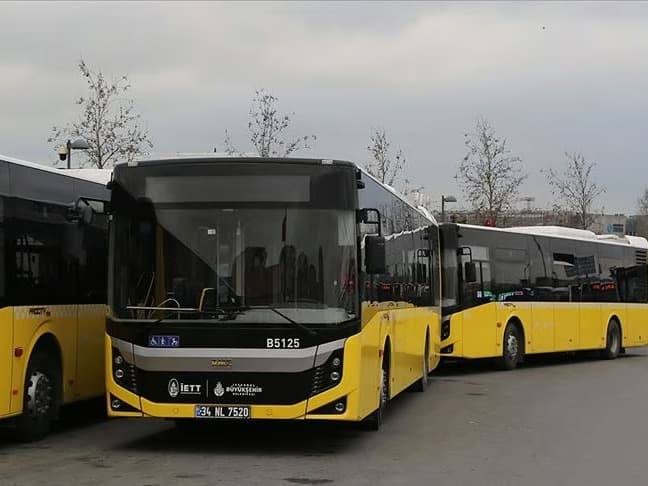 İETT şoförü otobüsü ayağı dışarda kullandı