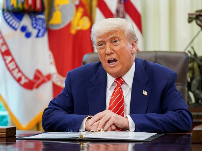 Trump’tan Macron’a tavsiye: Uçağın kapısını kapalı tut 