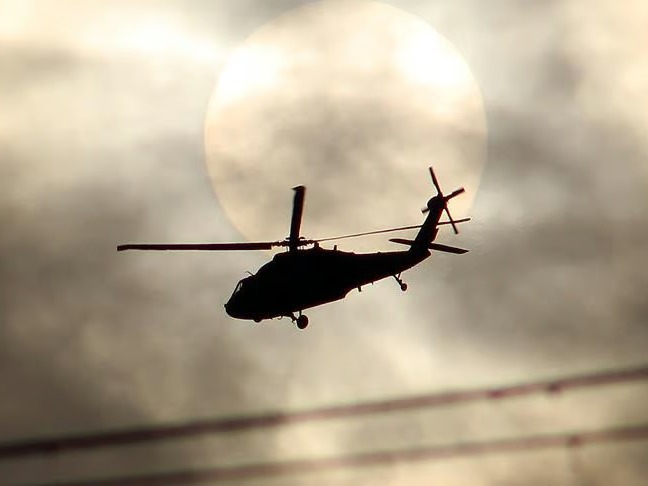 İngiltere'nin Wight Adası'nda helikopter tarlaya düştü