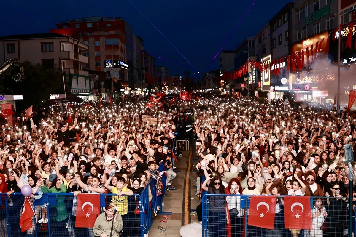Sultanbeyli'de kanseri yenen minik Zeyd için gökyüzü balonlarla renklendi