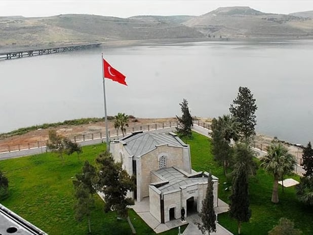 Suriye ordusu Süleyman Şah Türbesi'ni terör örgütü YPG/SDG'den kurtardı