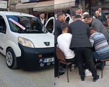 Bahşiş için düğün konvoyunun önünü kesip yol ortasında tavla oynadılar