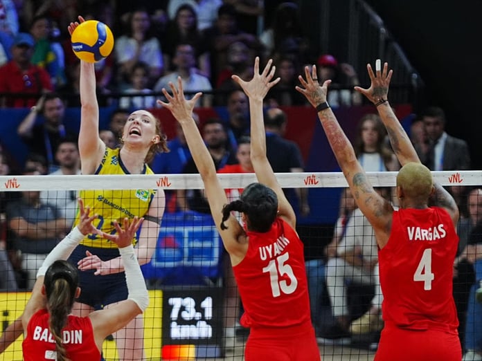 Milletler Ligi'nde ilk yenilgi: Daniele Santarelli ve Ebrar Karakurt'tan maç değerlendirmesi, seyirci rekoru kırıldı