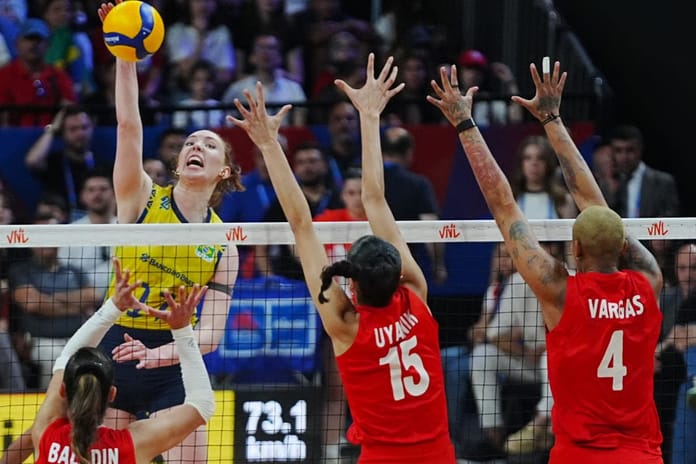 Milletler Ligi'nde ilk yenilgi: Daniele Santarelli ve Ebrar Karakurt'tan maç değerlendirmesi, seyirci rekoru kırıldı