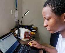 Nijeryalı genç zirai hastalıkları tespit edebilen İHA geliştirdi