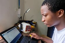 Nijeryalı genç zirai hastalıkları tespit edebilen İHA geliştirdi