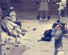 Çinli bir turist 2 bin yıllık eserlere zarar verdi