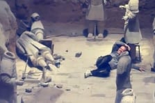 Çinli bir turist 2 bin yıllık eserlere zarar verdi