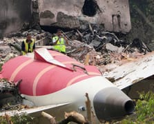 Bangladeş'te eğitim uçağı okul yerleşkesine düştü