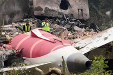 Bangladeş'te eğitim uçağı okul yerleşkesine düştü