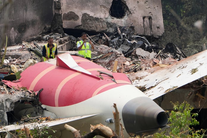 Bangladeş'te eğitim uçağı okul yerleşkesine düştü