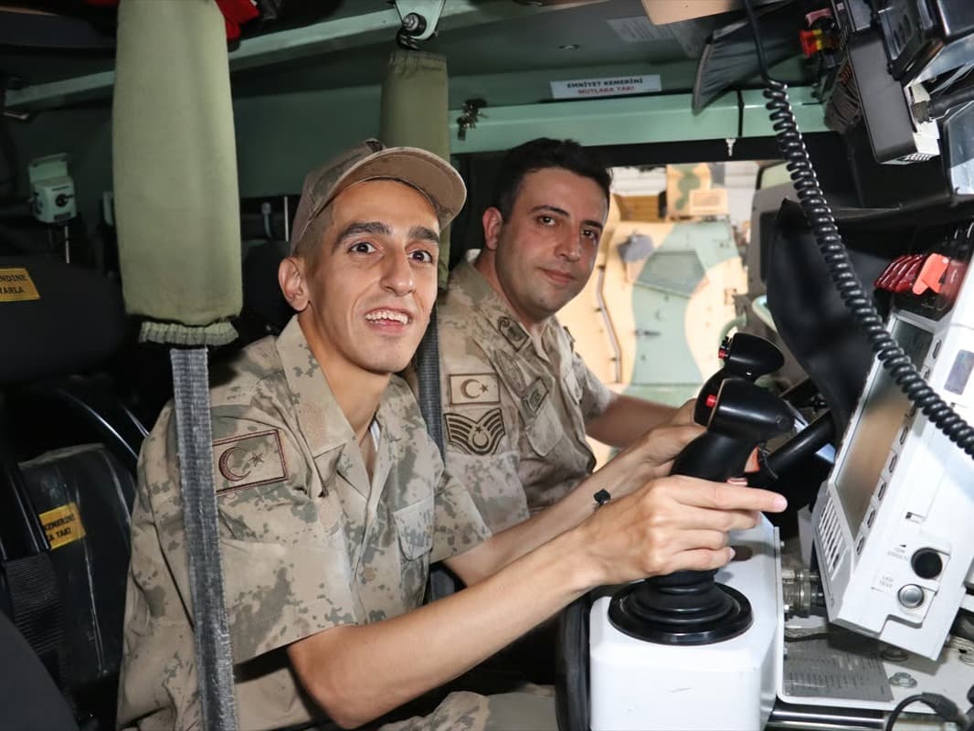 Özel gereksinimli genç bir günlüğüne asker oldu