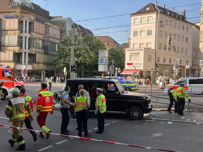 Stuttgart’ta araç kalabalığa daldı: En az 3 yaralı
