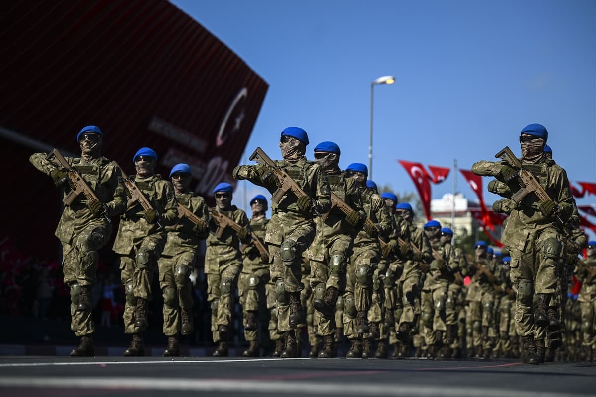 Vatan Caddesi'nde Cumhuriyet'in 102 yıllık gururu: İstanbul ayakta!