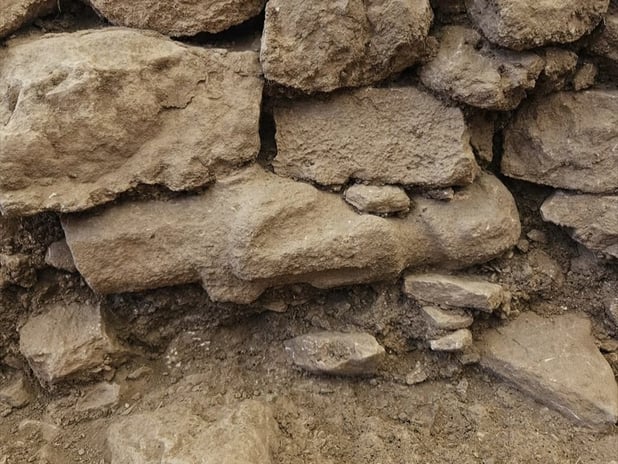 Göbeklitepe'de duvar içine yerleştirilmiş insan heykeli bulundu