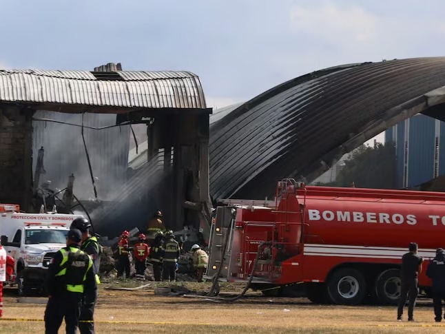 Meksika'da küçük uçak düştü: 10 ölü