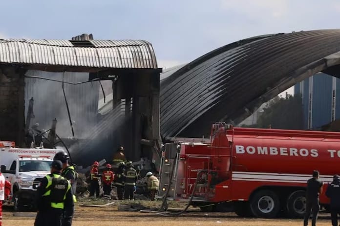 Meksika'da küçük uçak düştü: 10 ölü