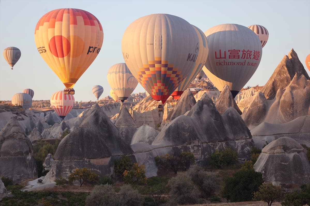Kapadokya'daki sıcak hava balonları vadilere renk kattı