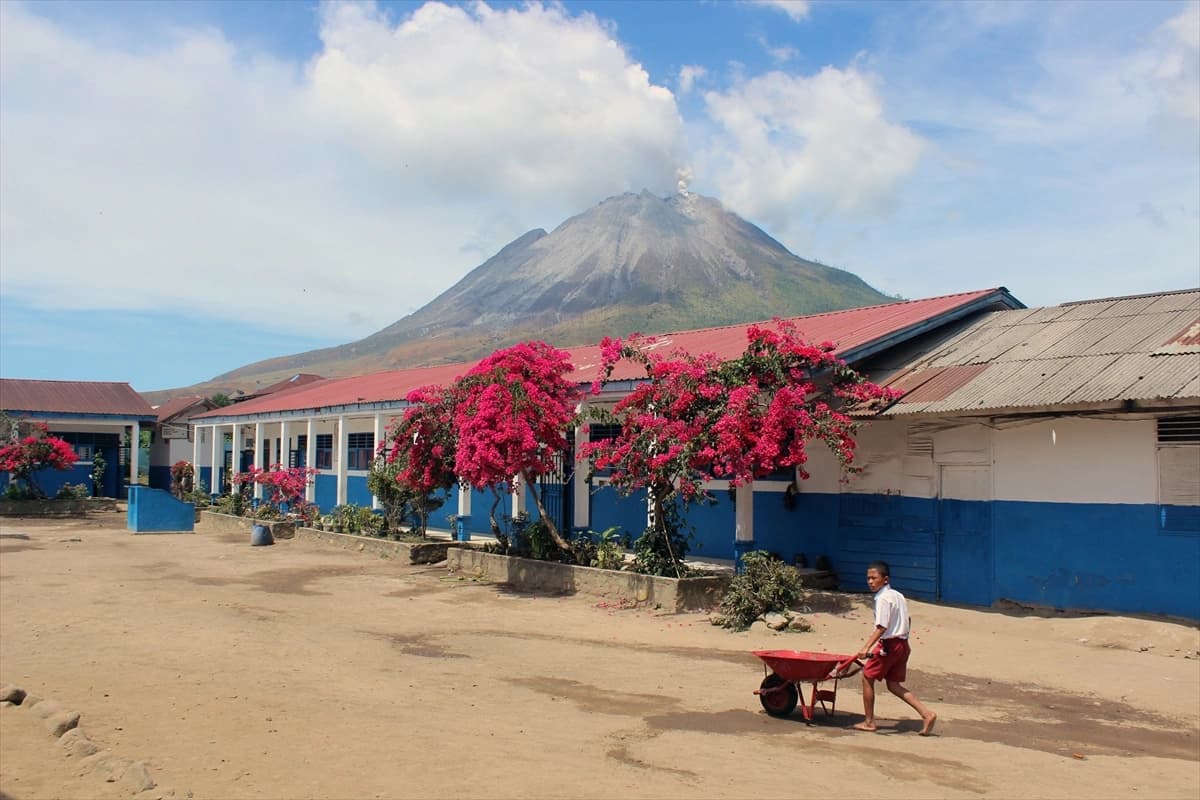 Sinabung Yanardağı'nın patlama anı kameralara yansıdı