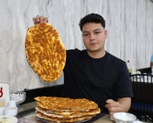 70 kilo ağırlığındaki genç bir oturuşta 15 tane lahmacun yiyor