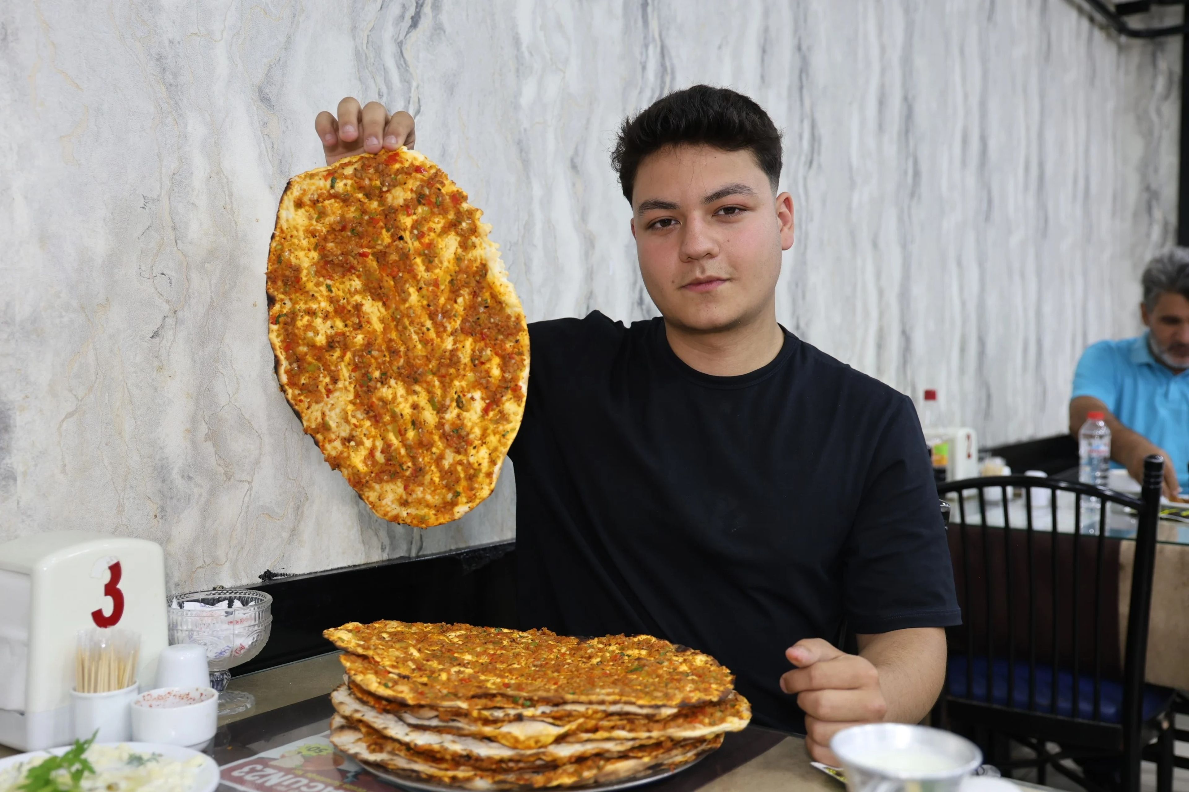 70 kilo ağırlığındaki genç bir oturuşta 15 tane lahmacun yiyor