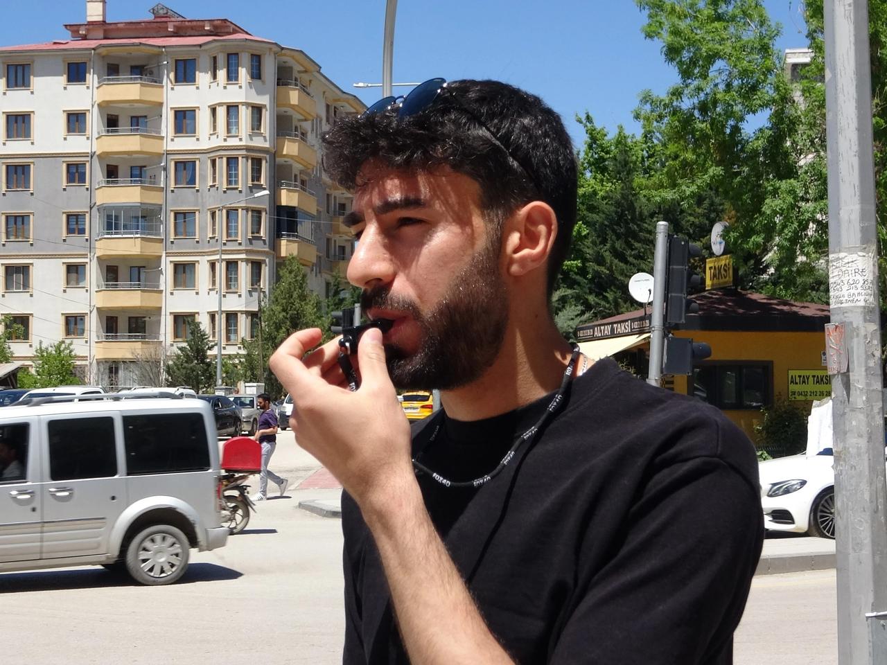 Elektrik kesilince düdüğünü alıp trafiği yönetti