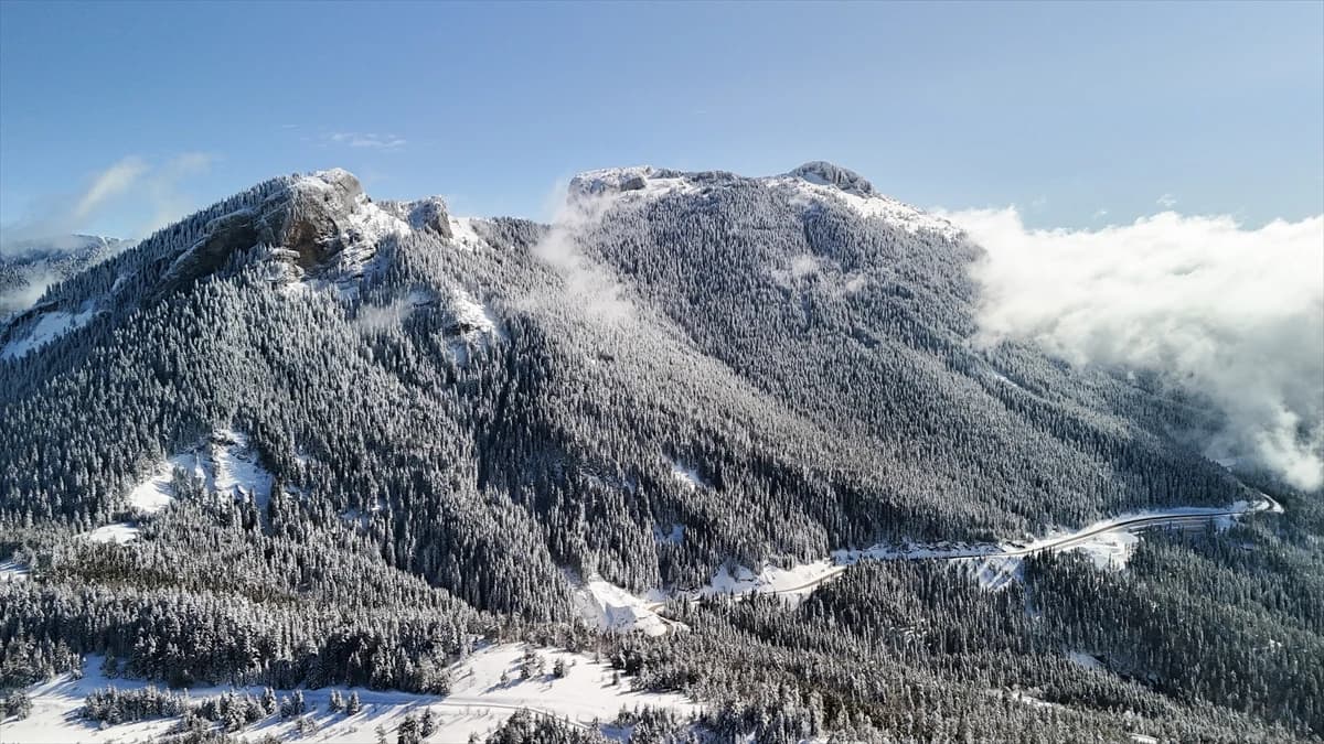Kastamonu'da kar yağışı Ilgaz ve Yaralıgöz dağlarını beyaza bürüdü