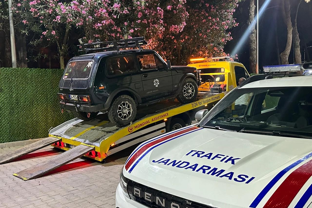 Tuz Gölü'nde arazi aracıyla drift attı aracı trafikten men edildi