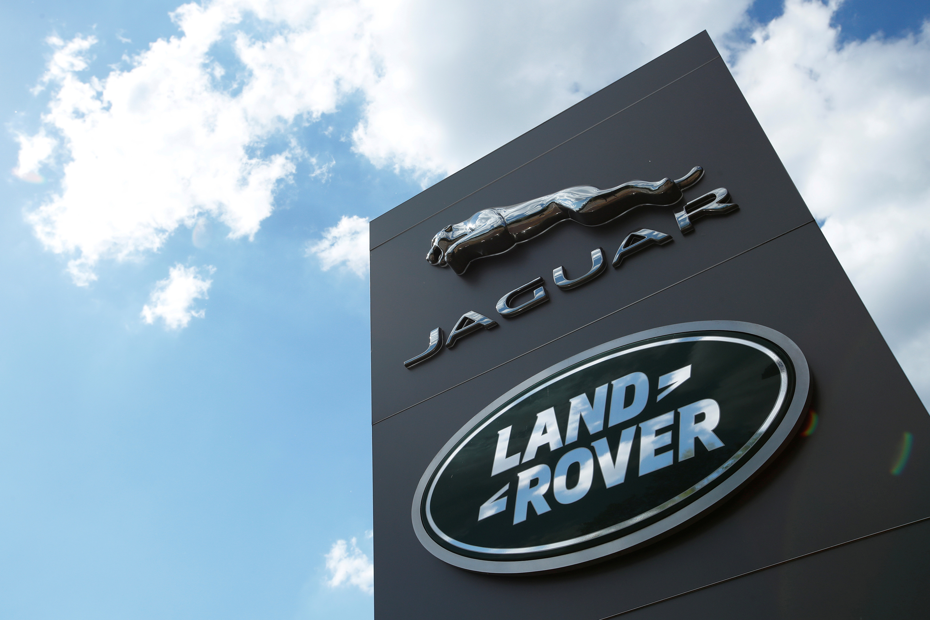 Jaguar to Cut 4,000 Jobs as It Falls Behind Chinese Rivals