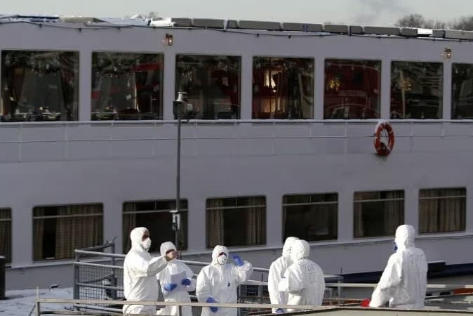 Gemide ölüm sonrası 1700 yolcu karantinaya alındı