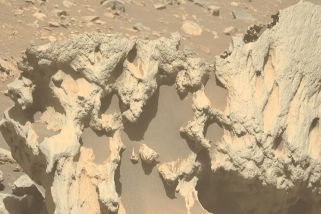 Mars'ta oraya ait olmayan kaya bulundu