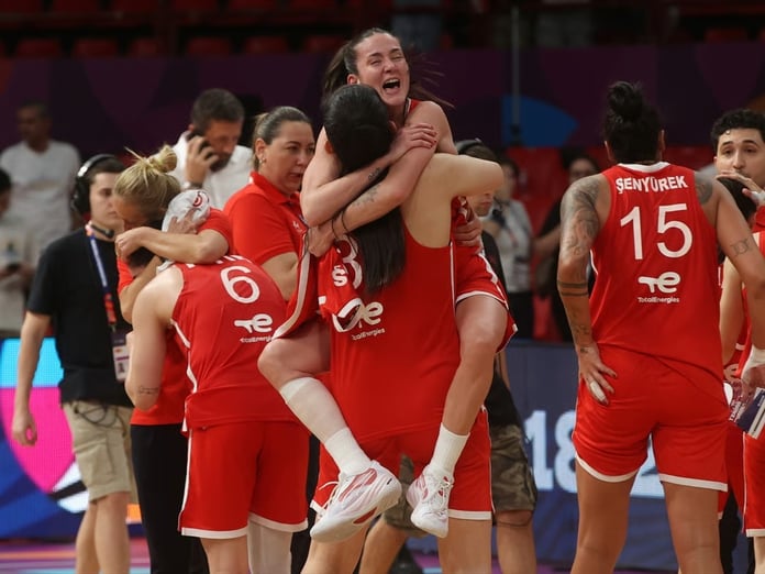 A Milli Kadın Basketbol Takımı, EuroBasket'te ev sahibi Yunanistan'ı yenerek adını çeyrek finale yazdırdı