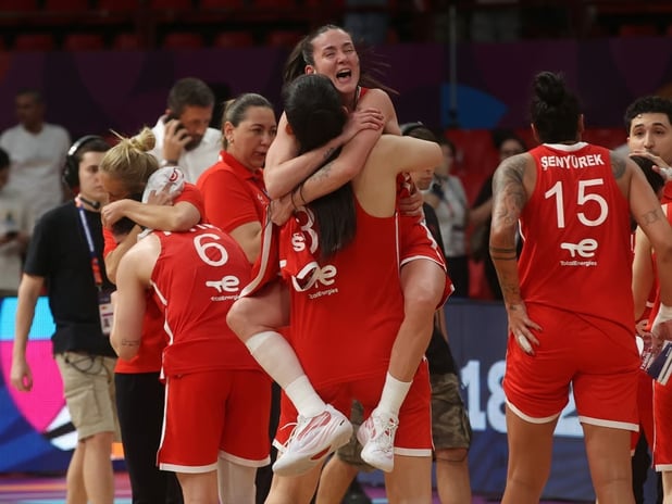 A Milli Kadın Basketbol Takımı, EuroBasket'te ev sahibi Yunanistan'ı yenerek adını çeyrek finale yazdırdı
