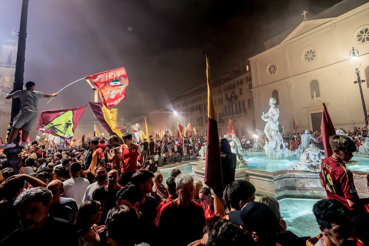 Roma'da 98. yıl dönümü kutlaması: Piazza Navona kırmızı sarı