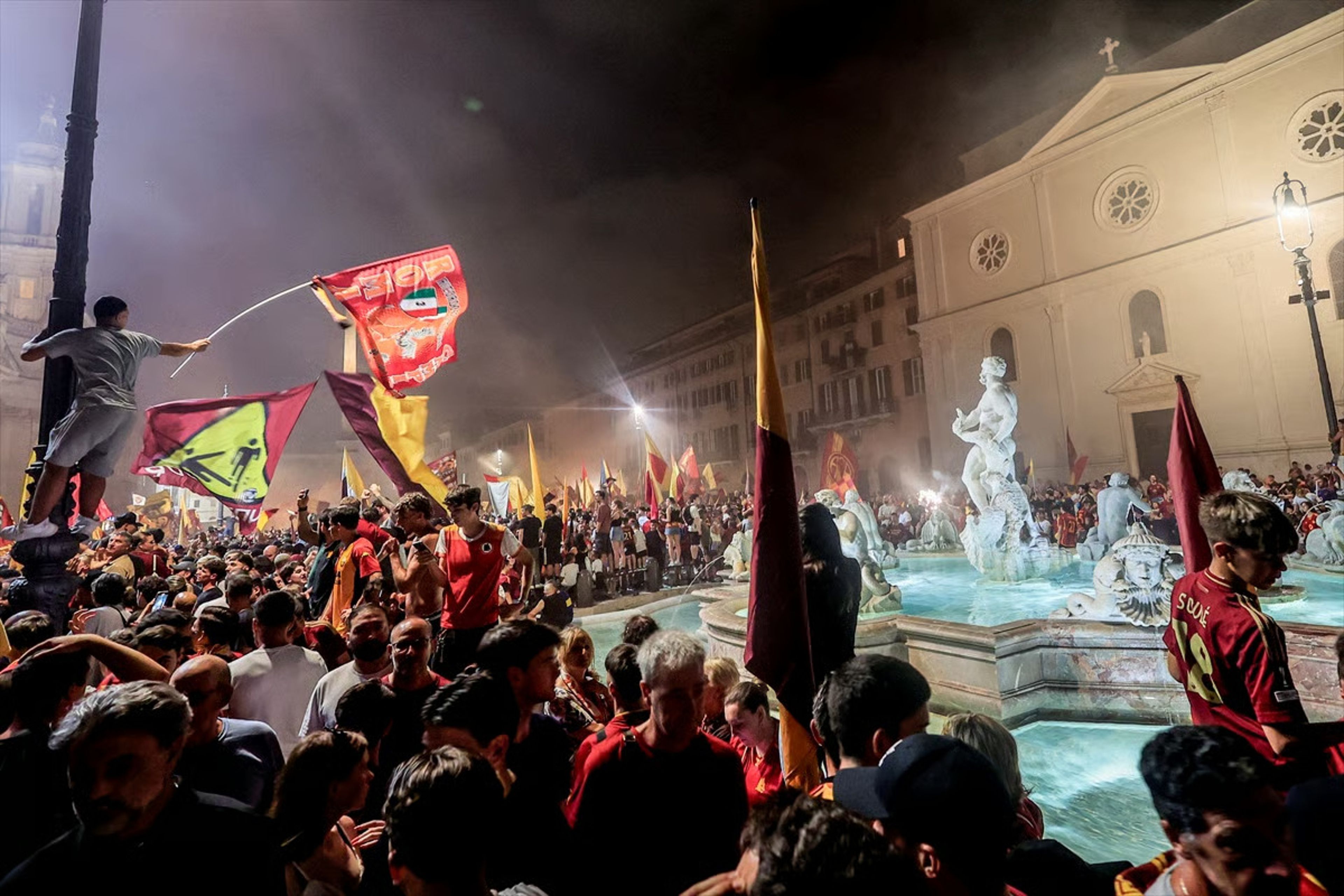 Roma şehri coştu: AS Roma taraftarları kulübün 98. kuruluş yıl dönümünü kutladı