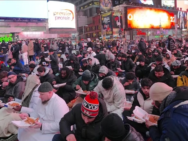 New York’taki Times Meydanı’nda yüzlerce Müslüman iftar yaptı