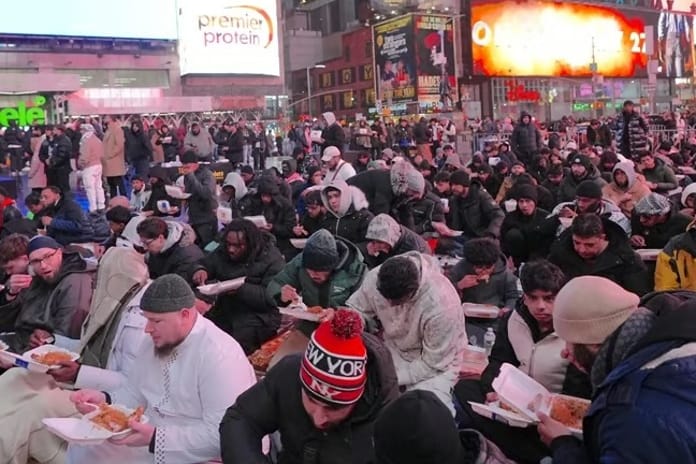 New York’taki Times Meydanı’nda yüzlerce Müslüman iftar yaptı