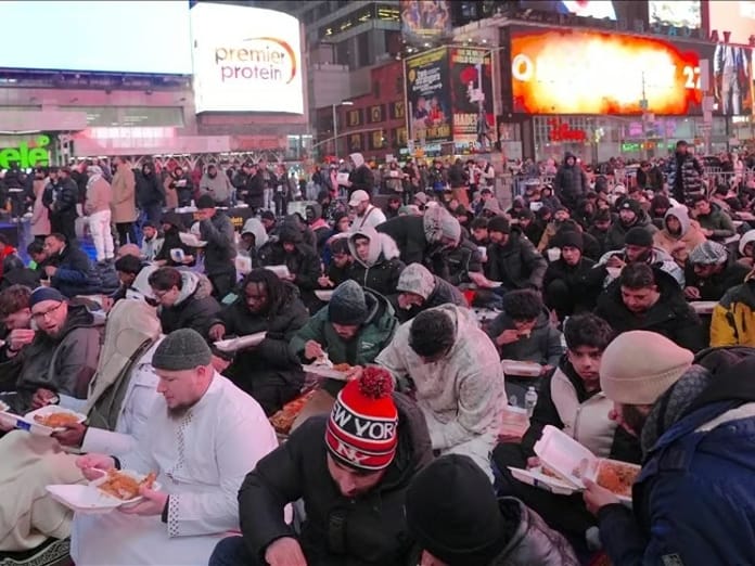 Yüzlerce Müslüman, Times Meydanı’nda iftar açtı