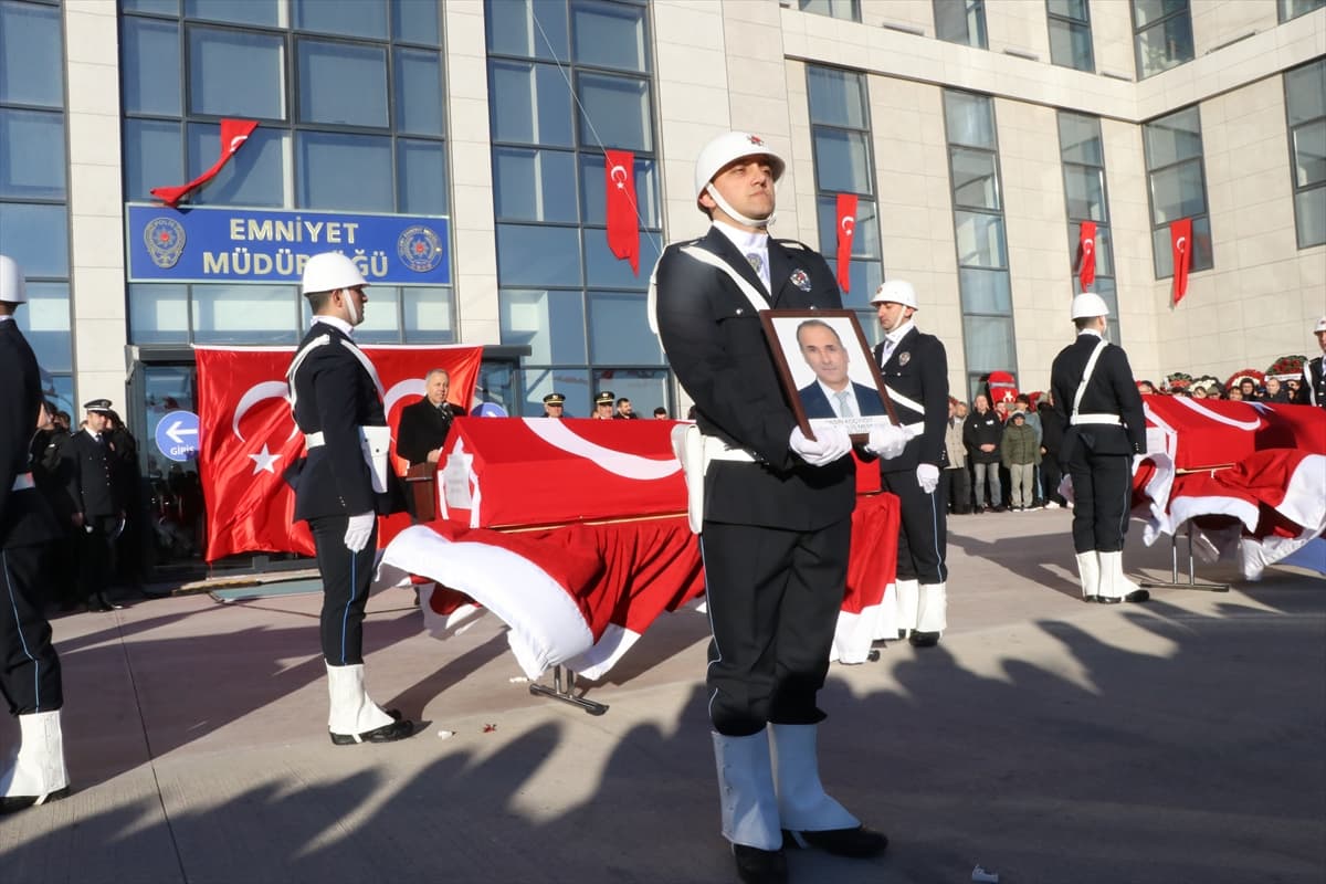Türkiye şehitlerine ağlıyor: Yalova’da tören düzenlendi 
