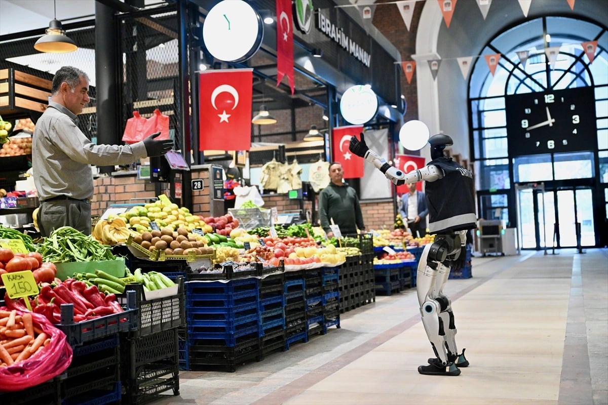 İnsansı robot MEGA, zabıta ekipleriyle denetimde